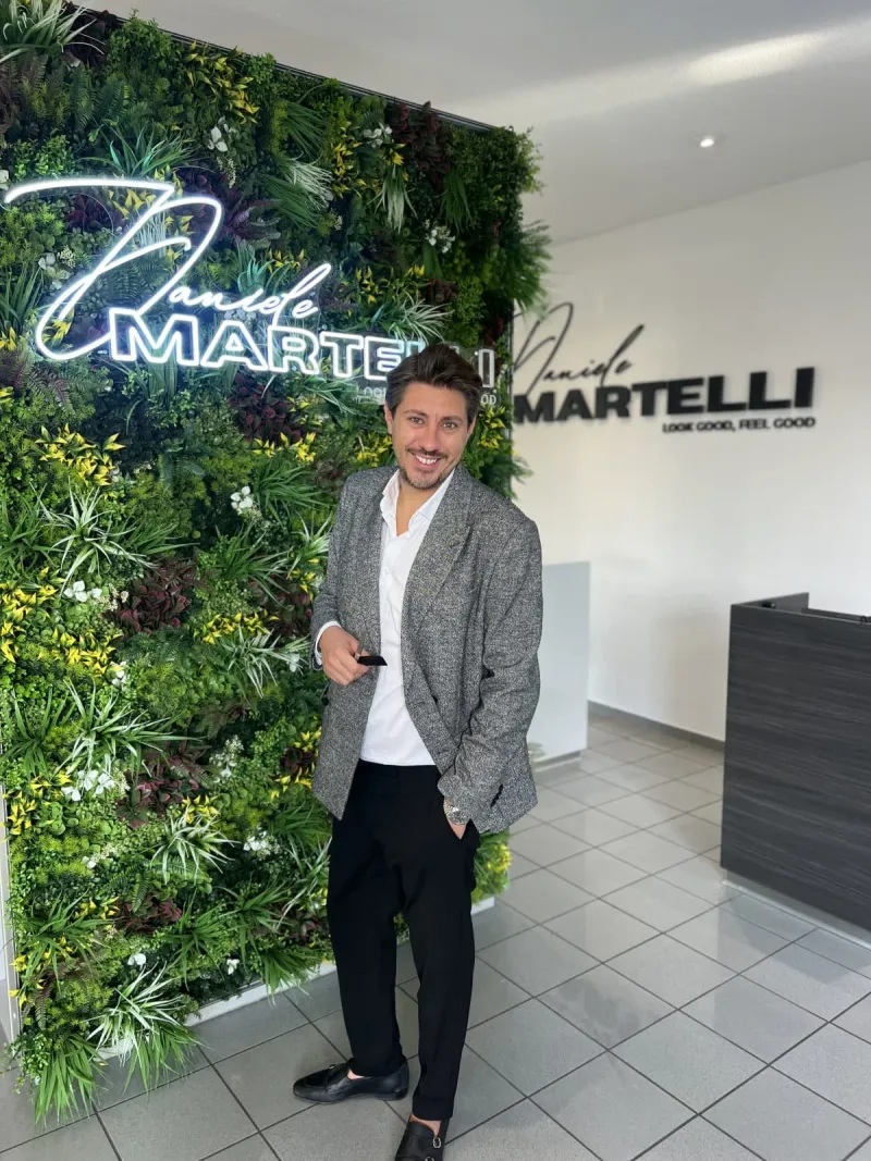 Inhaber Daniele Martelli vor der Pflanzenwand im Salon