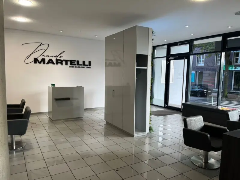 Salon Interieur — Empfangsbereich mit Markenwand