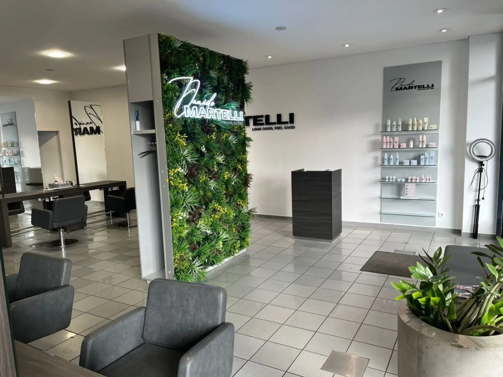 Salon Daniele Martelli — Interieur mit Pflanzenwand und Styling-Plätzen